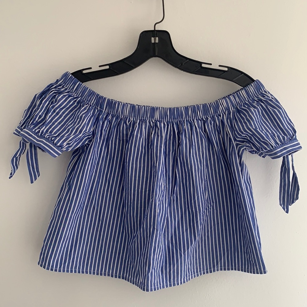 Forever21 blue and white stripped crop top. Can be worn off the shoulders.